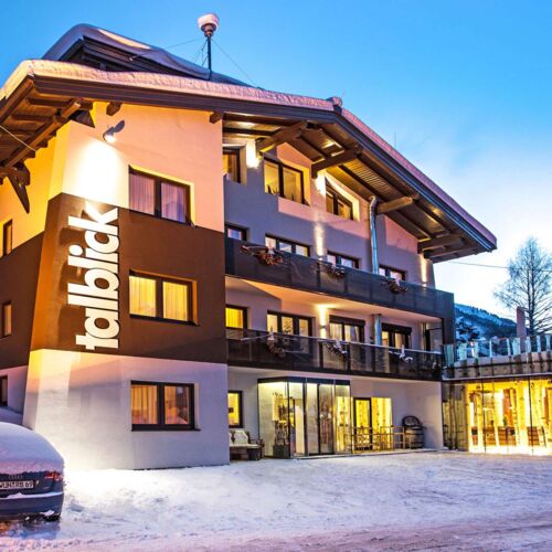 Das Hotel Talblick in Saalbach von außen im Winter